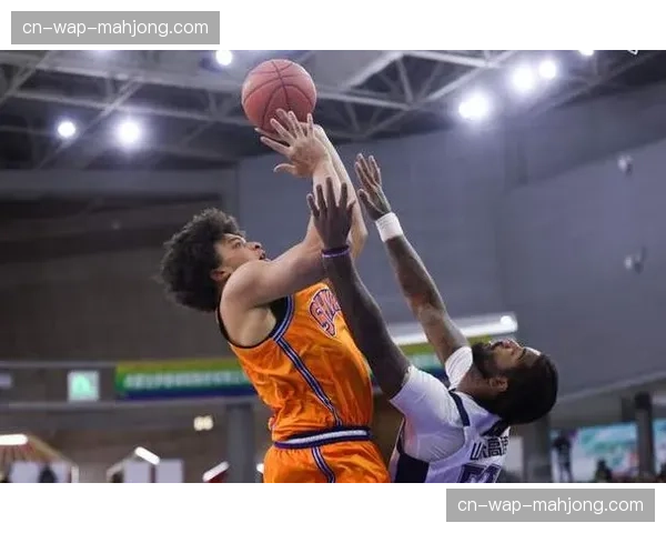 怀特塞德小腿拉伤出战成疑，上海内线轮换面临考验